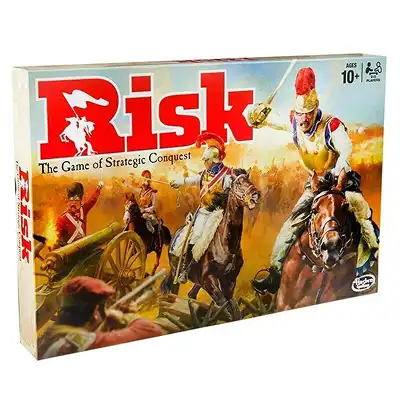 (edycja klasyczna) „Risk” to gra o globalnej dominacji, w której gracze dowodzą armiami, podbijają terytoria, zawierają i zrywają sojusze w pogoni za światową dominacją. Ta ponadczasowa klasyka konfliktów strategicznych pozostaje jedną z najbardziej kultowych gier planszowych, jakie kiedykolwiek powstały.